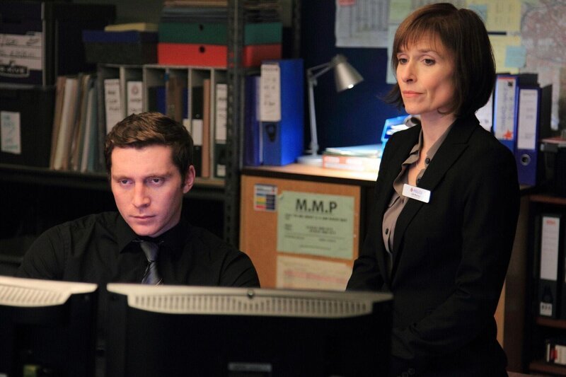 DCI Gill Murray (Amelia Bullmore, r.) und DC Kevin Lumb (Ben Batt, l.) hoffen auf neue Erkenntnisse durch das Verhör der Prostituierten. – Bild: Scott & Bailey No.2 Limited /​ Matt Squire
