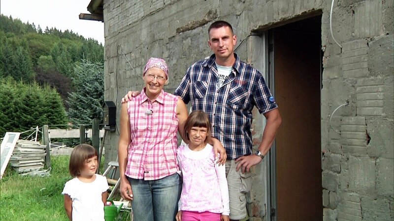 Die krebskranke Cindy und ihr Freund Ronny möchten aus einem alten Pferdestall ein wohliges Eigenheim für sich und ihre zwei Töchter, Maya (9) und Leni (4) gestalten. – Bild: RTLZWEI