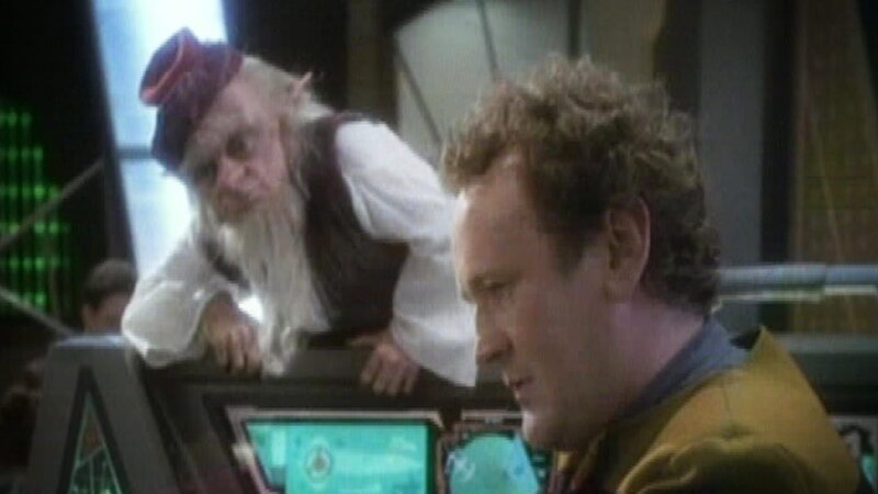 Rumpelstiltskin (Michael J. Anderson) und Miles O’Brien (Terry Farrell) – Bild: Tele 5