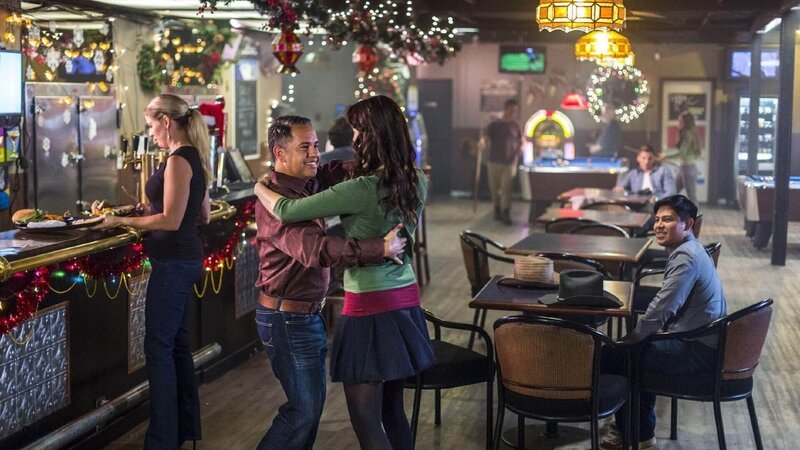 Ashley (Meghan Ory) und Dash verbringen ein ebenso romantisches wie auch lustiges Date miteinander. Dabei tanzt Ashley sogar mit einem der Restaurantbesucher (re.). – Bild: SUPER RTL Ashley (Meghan Ory) und Dash verbringen ein ebenso romantisches wie auch lustiges Date miteinander. Dabei tanzt Ashley sogar mit einem der Restaurantbesucher (re.). – Bild: SUPER RTL