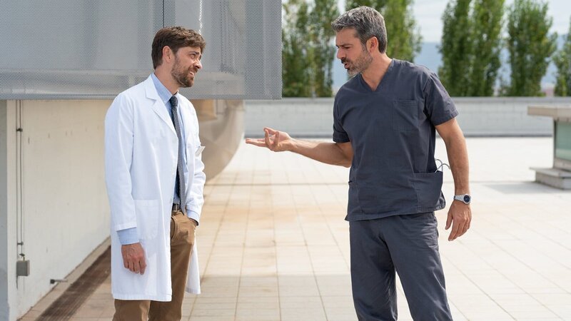DOC – Es liegt in deinen Händen Staffel 2 Folge 6 Disput unter Freunden: Giovanni Scifoni als Dr. Enrico Sandri, Luca Argentero als Dr. Andrea Fanti – Bild: SRF/​SONY Pictures