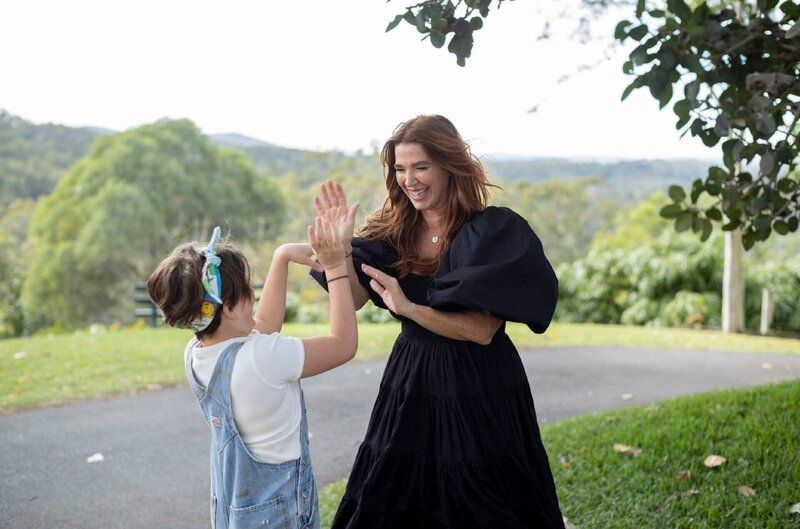 Emmy (Poppy Jones) möchte einen neuen Beststeller veröffentlichen. Doch als der Verleger und ihr Sohn sie besuchen wollen, täuscht sie ihre Identität vor. – Bild: SUPER RTL