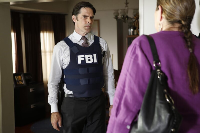 Während der Ermittlungen in einem neuen Fall, spekuliert das Team, dass Hotch (Thomas Gibson, l.) der neue Chef der Bau werden könnte … – Bild: American Broadcasting Companies, Inc. /​ Cliff Lipson