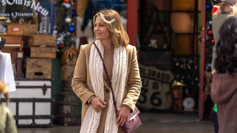 Wegen einer Streckensperrung macht Laurens (Candace Cameron Bure) Zug nach Springfield einen Zwischenstopp in Gardon Falls, einer echten „Weihnachtsstadt“. – Bild: SUPER RTL