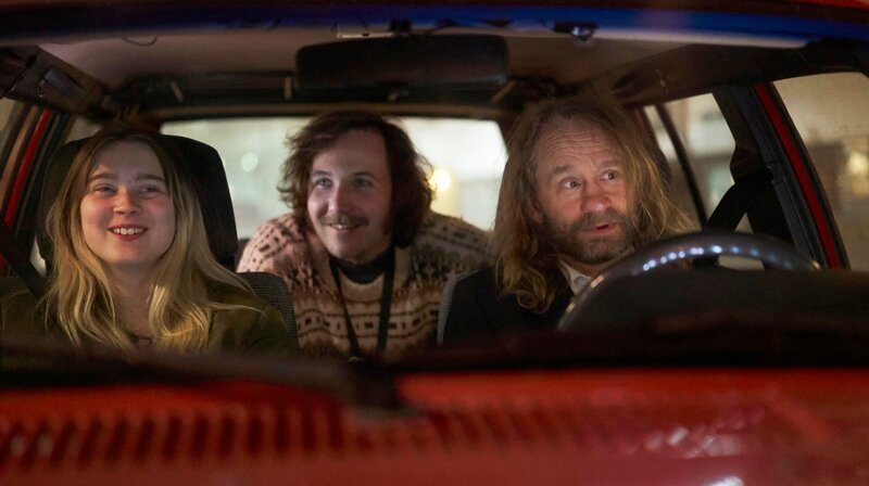 Tomas (Mattias Silvell), Gösta (Vilhelm Blomgren) und Saga (Clara Drake) haben Freude miteinander. – Bild: HR/​Degeto/​HBO Nordic AB/​Memfis Film int.