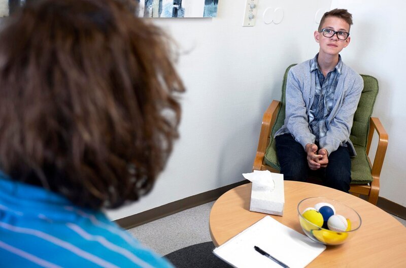 Gösta hört seinem jungen Patienten Ossian zu. – Bild: ARD Degeto/​HBO Nordic AB/​Memfis Film int.