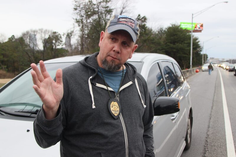 HSI Task Force Officer David Schweizer describes what was found in a traffic stop. – Bild: Lucky 8 TV /​ National Geographic