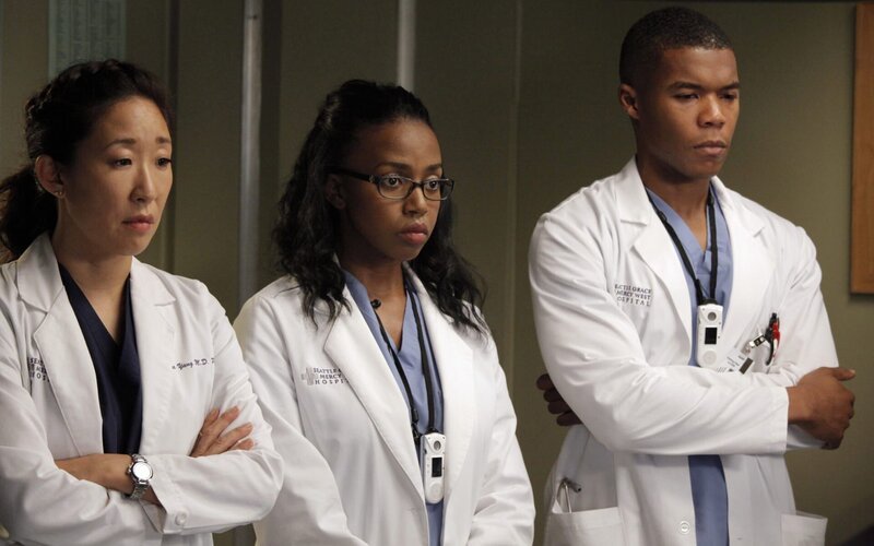 Geben alles, um Leben zu retten: Cristina (Sandra Oh, l.), Stephanie (Jerrika Hinton, M.) und Shane (Gaius Charles, r.) … – Bild: American Broadcasting Companies, Inc.