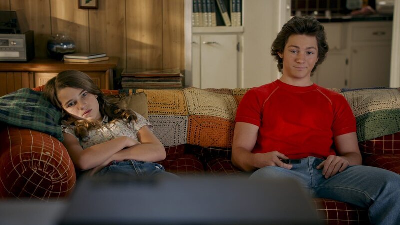 Missy Cooper (Raegan Revord, l.); Georgie Cooper jr.(Montana Jordan, r.) – Bild: Warner Bros. Entertainment Inc.