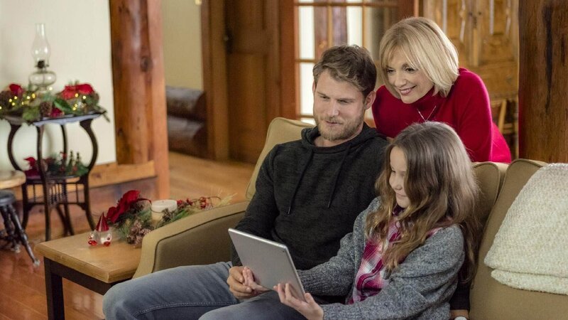 Auch Scott (Travis Van Winkle), seine Tochter Katy (Raven Stewart) und seine Mutter Marilyn (Teryl Rothery) verbringen die Weihnachtstage in der Hütte. – Bild: RTL