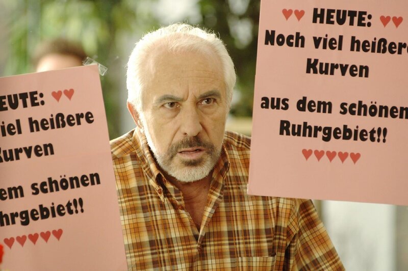 Murats Onkel Erdogan (Erden Alkan) spioniert Atzes Kiosk aus, um hinter das Geheimnis seines Erfolges zu kommen. – Bild: MG RTL D
