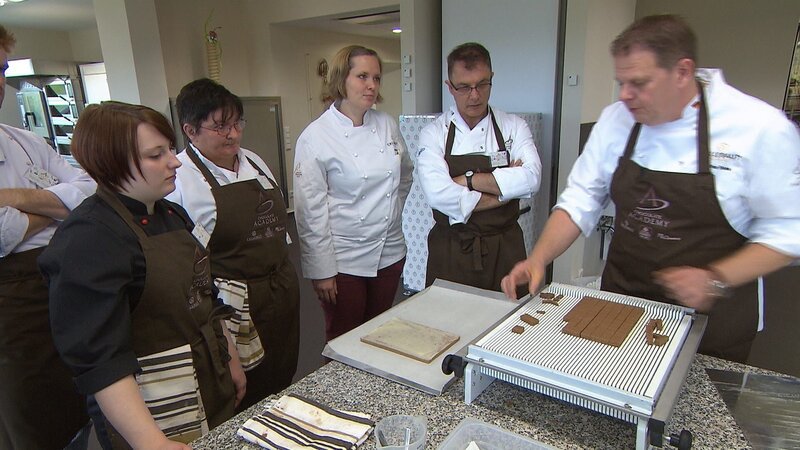 Lothar Buss (re), Kursleiter „Chocolate Academy“ – Bild: SPIEGEL TV