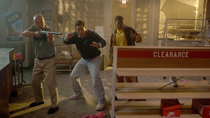 (v.l.n.r.) Jin Park (C.S. Lee); Dr. Ben Song (Raymond Lee); Dwain (Benjamin Flores jr.) – Bild: 2023 Universal Television LLC