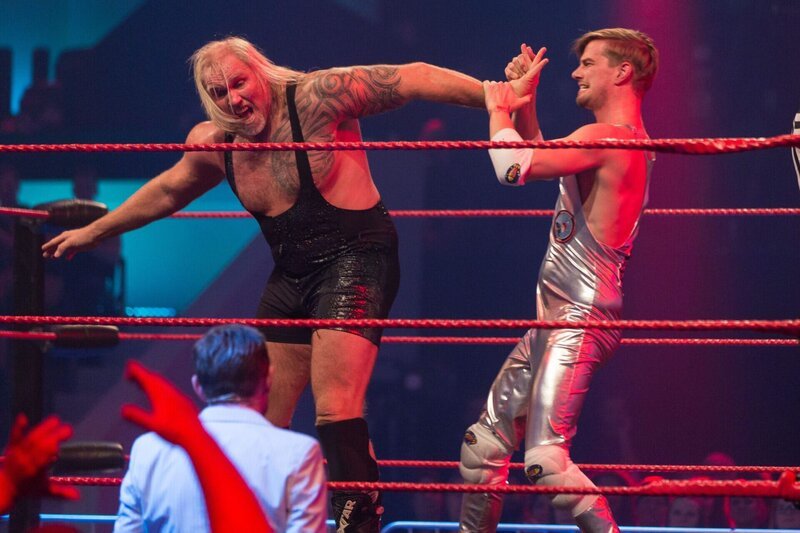 Joko Winterscheidt (r.) kämpft um den Titel des besten Show-Masters. Doch wird er mit seiner Show mit Herman The German (l.), eine Chance dazu haben? – Bild: ProSieben /​ Guido Ohlenbostel Eigenproduktionsbild frei