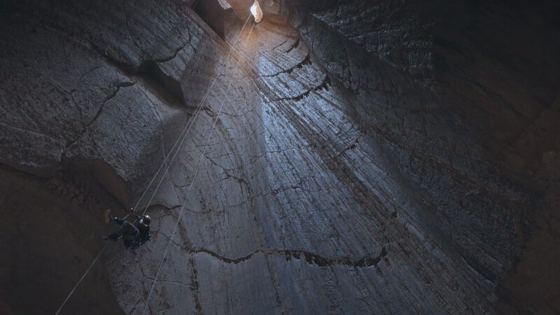 Israel – Albert Lin seilt sich in die Salzhöhle ab. – Bild: National Geographic