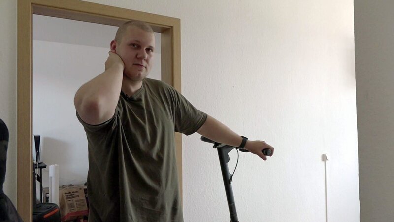 Jean hat Pech: Erst wurde ihm in seinem Paris-Urlaub das Handy geklaut, jetzt auch noch sein E-Roller. Letztlich schafft er es sogar, seinen Scooter zurückzuholen. – Bild: RTLZWEI