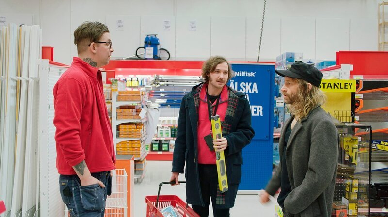 Eine neue Dusche muss her: Gösta (Vilhelm Blomgren, itte.) und sein Vater Tomas (Mattias Silvell, re.) lassen sich von dem Verkäufer (Emanuel „Manne“ Jörnbring) beraten. – Bild: HR/​Degeto/​HBO Nordic AB/​Memfis Film int.