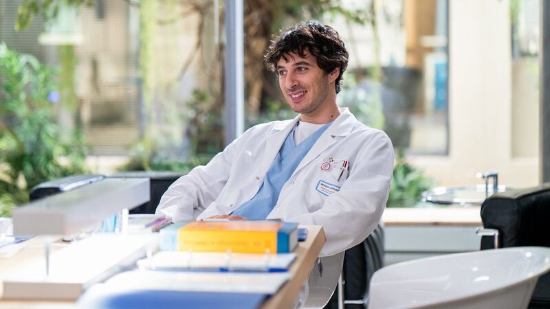 DOC – Es liegt in deinen Händen Staffel 2 Folge 7 Zufrieden mit seiner Arbeit: Pierpaolo Spollon als Dr. Riccardo Bonvegna. – Bild: SRF/​SONY Pictures