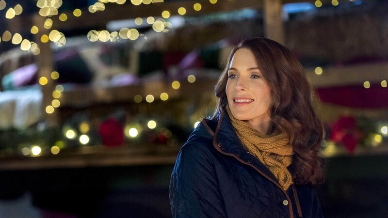 Emory (Bridget Regan) wird von ihrer Herausgeberin dazu ermutigt, eine Geschichte über ihren Aufenthalt in Pine Bluff zu schreiben. s – Bild: RTL