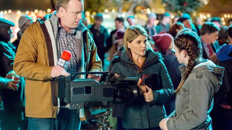 Doug (Kevin O’Grady), Kate (Lori Loughlin, M.) und Mia (Bella Giannulli) Die Verwendung des sendungsbezogenen Materials ist nur mit dem Hinweis und Verlinkung auf TVNOW gestattet. – Bild: Crown Media United States, LLC Doug (Kevin O’Grady), Kate (Lori Loughlin, M.) und Mia (Bella Giannulli) Die Verwendung des sendungsbezogenen Materials ist nur mit dem Hinweis und Verlinkung auf TVNOW gestattet. – Bild: Crown Media United States, LLC