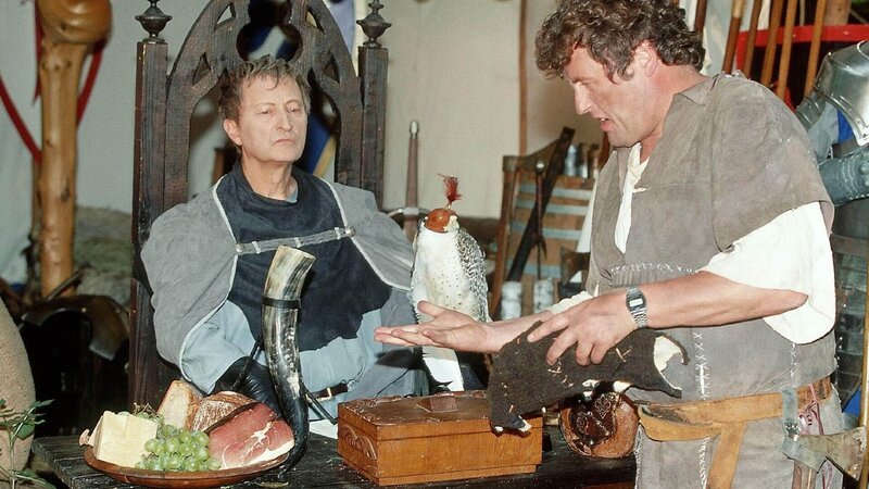 Benno (Willi Thomczyk, re.) im Mittelalter. Was am Anfang ein wunderschöner Traum war, wird nun, wo Landvogt Pröter (Wilfried Herbst, li.) aufgetaucht ist, zum Albtraum. – Bild: MG RTL D