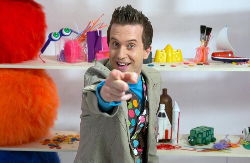 Wenn’s ums Basteln geht, hat Mister Maker die Nase vorn. In seinem magischen Studio, in dem alle Requisiten Bastelgegenstände in Übergröße sind, fehlt es an nichts. – Bild: SUPER RTL