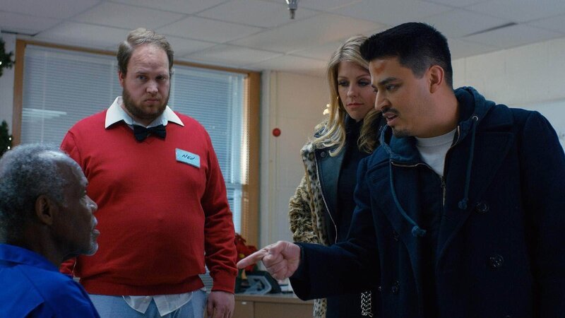 Ned (Jake Van Wagoner) (2. v. li.), Rico (Douglas Spain, re.) und Barbi (Katrina Begin) halten Ray (Danny Glover) in der Schule fest. – Bild: 2019 CHRISTMAS BREAK-IN LLC Ned (Jake Van Wagoner) (2. v. li.), Rico (Douglas Spain, re.) und Barbi (Katrina Begin) halten Ray (Danny Glover) in der Schule fest. – Bild: 2019 CHRISTMAS BREAK-IN LLC