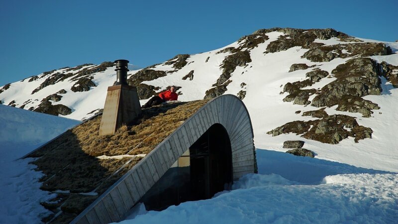 In dieser Folge wird eine norwegische Berghütte erforscht, die so abgelegen ist, dass sie im Winter nur mit dem Hubschrauber erreicht werden kann. – Bild: TVNOW