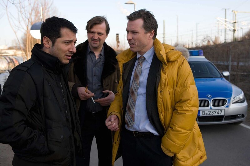 Haben einen Serienvergewaltiger, der das Betätigungsfeld auf Mord erweitert hat: (v.l.n.r.) Aktan Gül (Fahri Yardim), Max Albers (Patrick von Blume) und Ulf Habermann (Dirk Borchardt) … – Bild: SAT.1