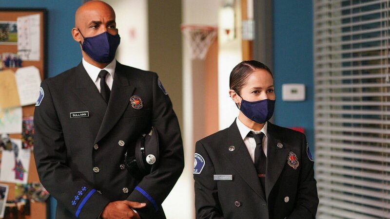 Station 19 Staffel 4 Folge 6 Bei der jährlichen Inspektion: Boris Kodjoe als Robert Sullivan, Jaina Lee Ortiz als Andy Herrara – Bild: SRF/​ABC Studios