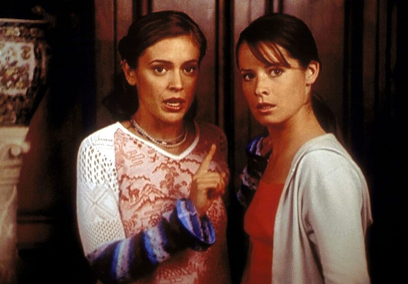 Phoebe (Alyssa Milano, l.) und Piper (Holly Marie Combs, r.) können es kaum glauben, dass ein Geist es auf ein unschuldiges Baby abgesehen hat …. – Bild: Paramount Pictures