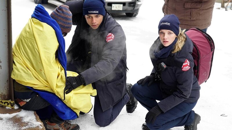 Eine Kältewelle bricht über Chicago ein. Sylvie Brett (Kara Killmer) und Peter Mills (Charlie Barnett) werden zu einem gefährlichen Einsatz in einem Fabrikgebäude gerufen. – Bild: TVNOW /​ NBC Universal