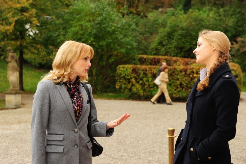 Rosalie (Natalie Alison, l.); Theresa (Ines Lutz, r.) – Bild: ARD /​ Ann Paur