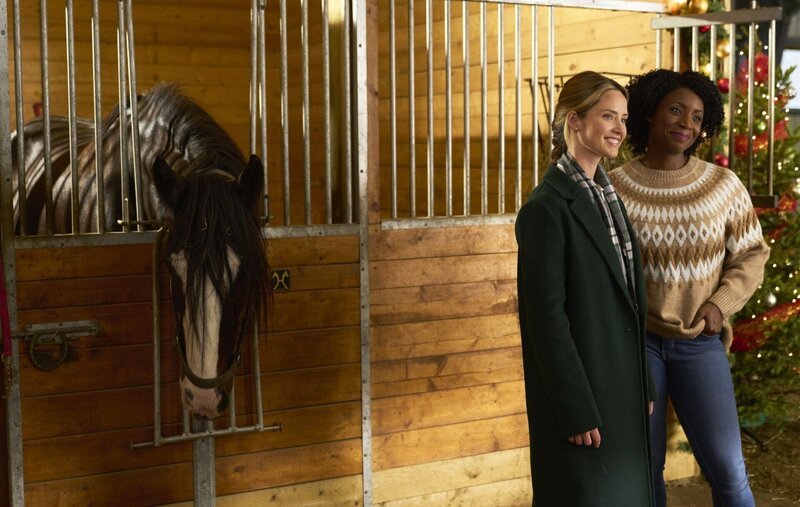 Princess Amelia (l. Merritt Patterson), Melanie Montrose (Cherion Drakes) +++ Die Verwendung des sendungsbezogenen Materials ist nur mit dem Hinweis und Verlinkung auf RTL+ gestattet. +++ – Bild: RTL /​ HP A LOT OF CHRISTMAS PRODUCTIONS INC.