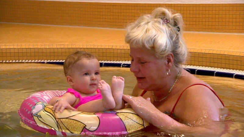 Babystress bei den Wollnys: Auch Oma Silvia wird immer wieder in die Betreuung eingespannt. – Bild: RTLZWEI /​ SplendidStudiosGmbH