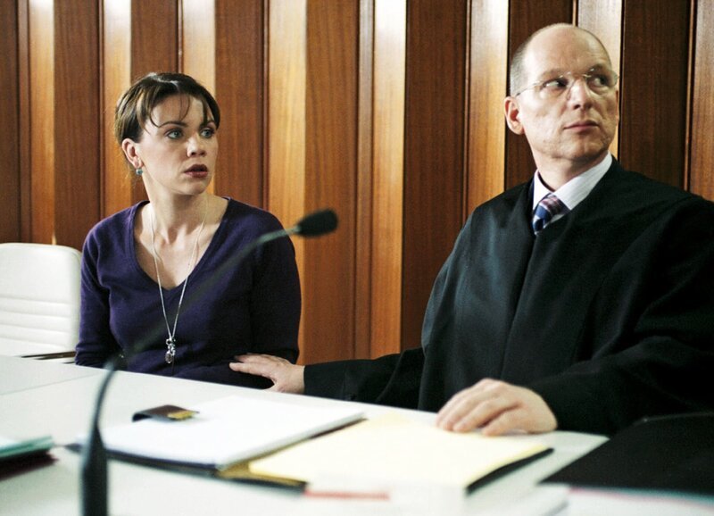 Gisa Zach als Nina, Alexander Bandilla als Anwalt. – Bild: SRF/​ZDF