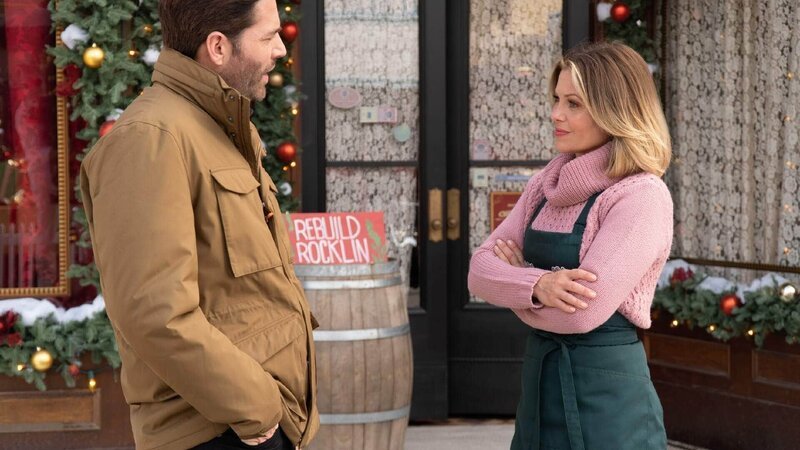 In Gardon Falls trifft Lauren (Candace Cameron Bure) Travis Mabry (Tim Rozon), der ihr die Stadt zeigt. – Bild: SUPER RTL