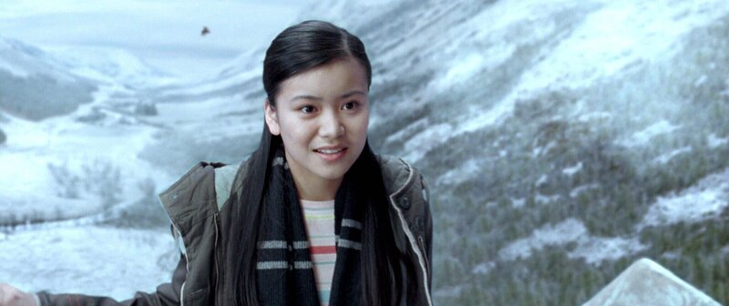 Eigentlich würde Harry gerne mit Cho Chang (Katie Leung) auf den Weihnachtsball in Hogwart gehen. Doch er wagt nicht, eine Einladung auszusprechen … – Bild: 2005 Warner Bros. Ent. Harry Potter Publishing Rights. J.K.R. Lizenzbild frei