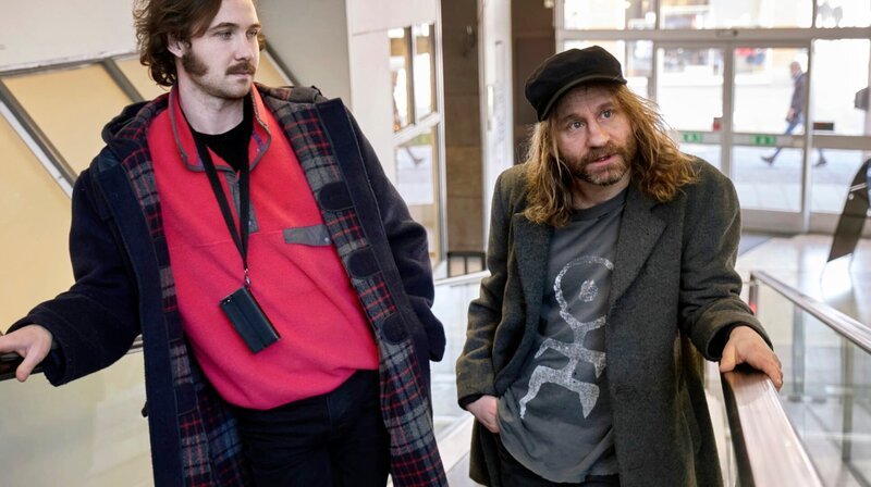Gösta (Vilhelm Blomgren) und sein Vater Tomas (Mattias Silvell) ziehen um die Häuser. – Bild: HR/​Degeto/​HBO Nordic AB/​Memfis Film int.