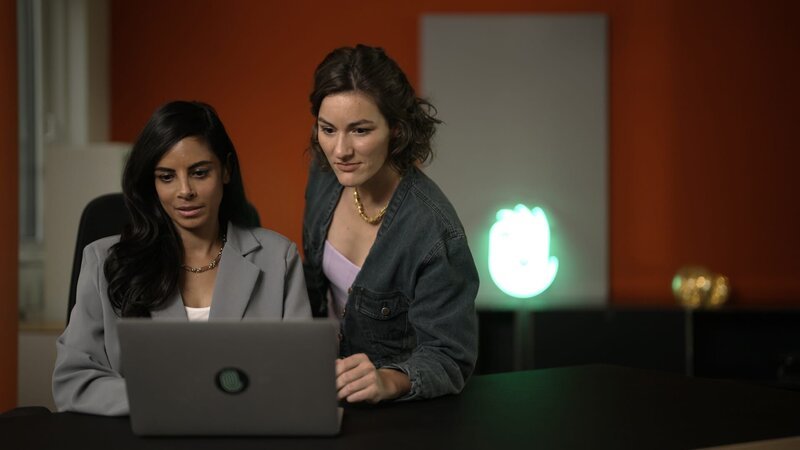 Collien Ulmen-Fernandes und Marie Bröckling auf der Spur der Täter. – Bild: Tower Productions /​ ZDF
