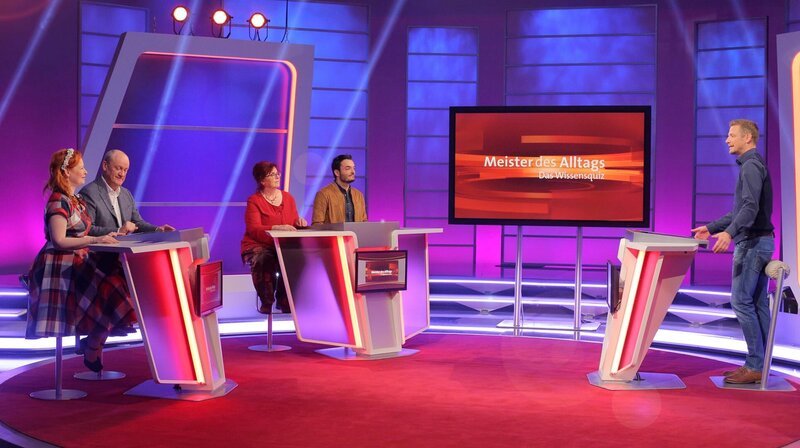 Wer weiß die Antwort? Moderator Florian Weber (r.) freut sich beim Wissensquiz „Meister des Alltags“ auf kniffelige Fragen und pfiffige Rateteams (v. li.): Enie van de Meiklokjes, Bodo Bach, Alice Hoffmann und Giovanni Zarrella. – Bild: SWR/​Peter A. Schmidt