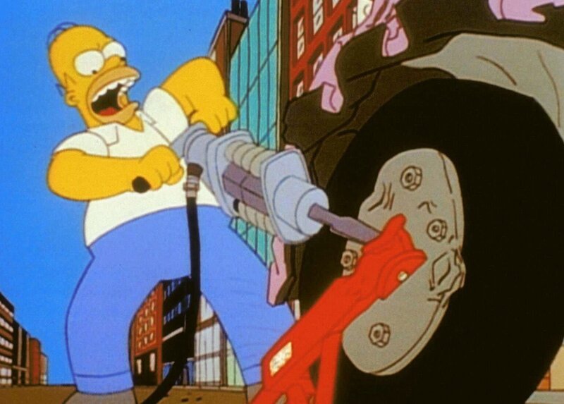 Verzweifelt versucht Homer, die Kralle von seinem falsch geparkten Auto zu entfernen. – Bild: PR7; ProSieben Media AG