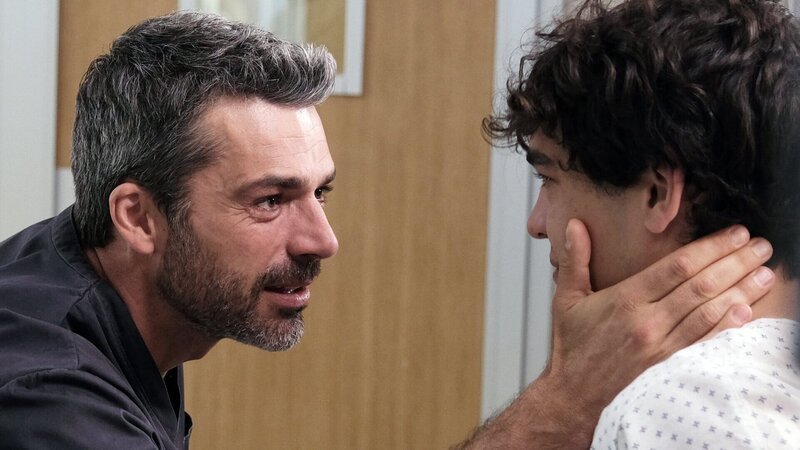 DOC – Es liegt in deinen Händen Staffel 2 Folge 4 Macht dem jungen Tennisstar Mut: Luca Argentero als Dr. Andrea Fanti (l.) – Bild: SRF/​SONY Pictures