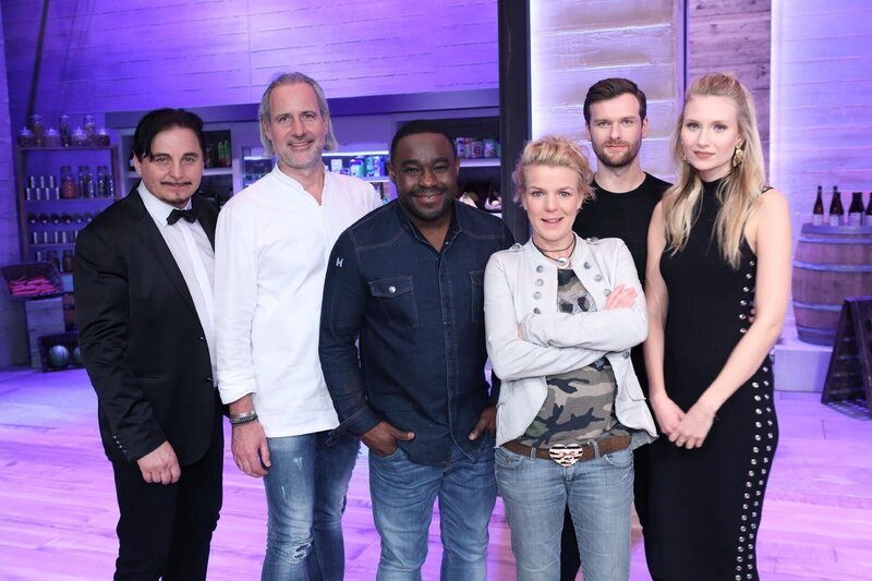 V.l.: Uwe Herrmann, Koch-Coach Holger Bodendorf, Koch-Profi Nelson Müller, Mirja Boes, Daniel Grunenberg und Carolin Niemczyk – Bild: TVNOW /​ Frank W. Hempel
