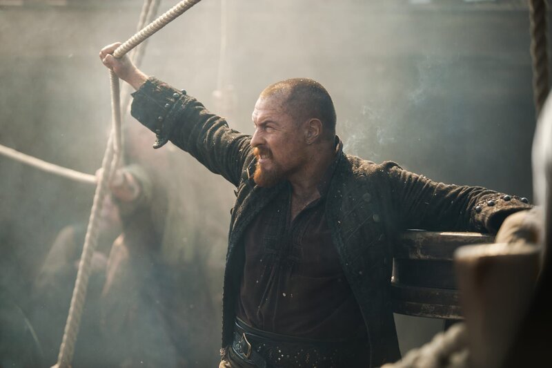 Flint (Toby Stephens) und seine Crew segeln zum Angriff auf Nassau. Sie fahren jedoch direkt in eine von Rogers’ initiierte Falle … – Bild: Starz Entertainment, LLC