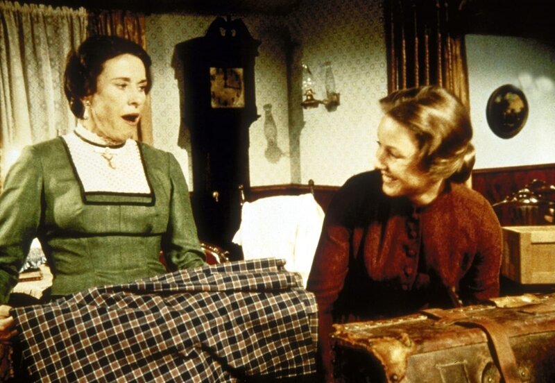 Caroline (Karen Grassle, r.) nimmt Mrs. Oleson (Katherine MacGregor, l.) bei sich daheim auf. – Bild: Worldvision
