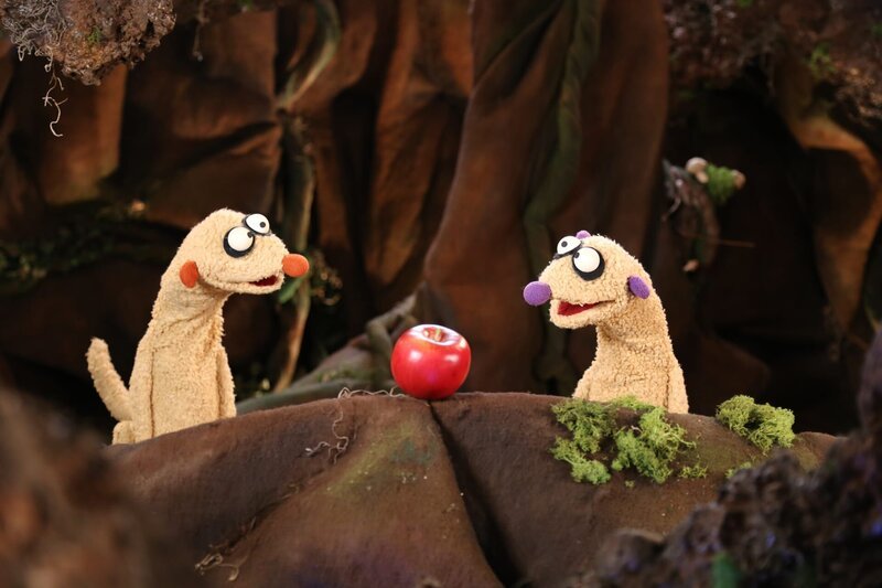 Die Erdmännchen Jan und Henry können nicht schlafen, weil ein Mammut sich einen Smoothie aus Wassermelone, Kürbis und Kokosnuss macht. – Bild: rbb/​bigSmile