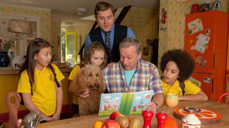 Opa Denis (Paul Ryan, 2.v.r.) zeigt Romy (Darstellerin unbekannt, l.), Evi (Tahliya Lowles, 2.v.l.), Simon (James Merry, M.) und Tom (Ellis-James Naylor, r.), was Wuffel in kurzer Zeit alles gelernt hat. – Bild: Darrall Macqueen /​ ZDF