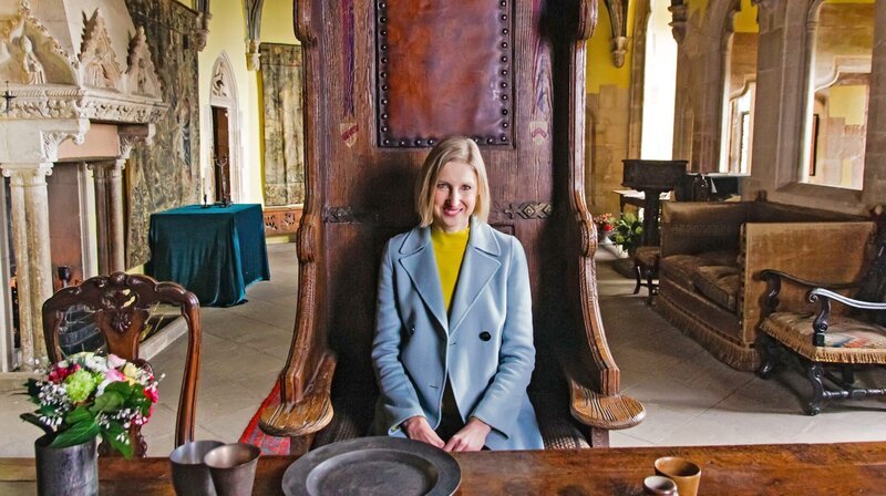 Tracy Borman, Chefkuratorin des Historic Royal Palaces, im Berkeley Castle – Bild: phoenix/​ZDF