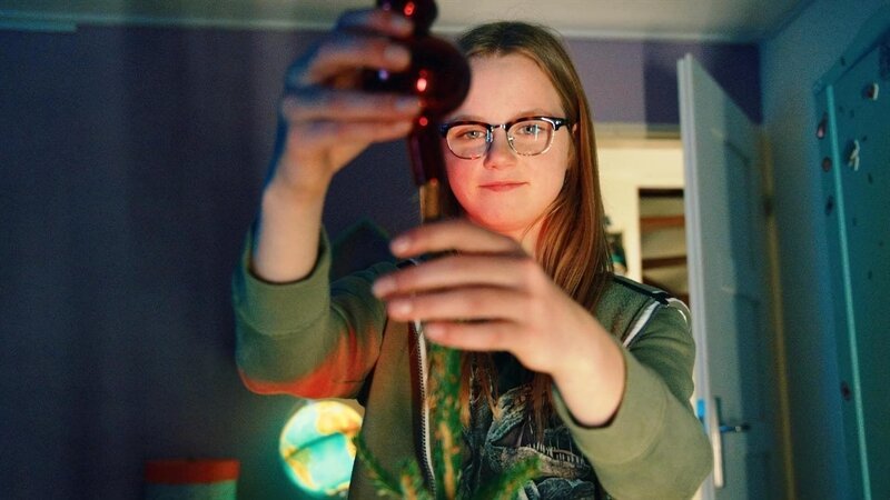 Floor’s (Bobbie Mulder) Plan hat funktioniert, sie hat einen eigenen Weihnachtsbaum in ihrem Zimmer. – Bild: NDR/​NL Film/​Maurice Trouwborst